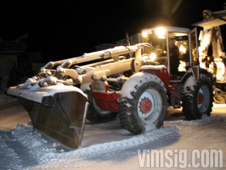 mattias kör traktor