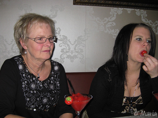 Chefen och Mia med välkomstdrinken