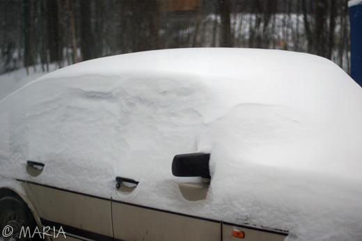 väldigt snöig bil